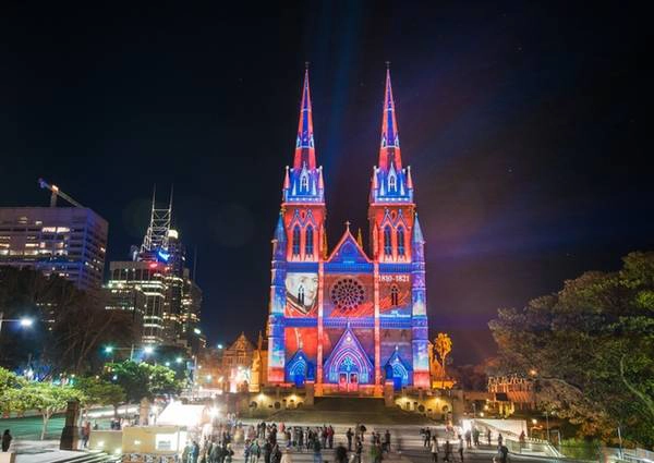 Sydney, Australia: Cuối năm là mùa hè ở Australia, nhưng không vì thế mà lễ hội Giáng sinh tại Sydney bớt nhộn nhịp. Thẳng tiến tới bãi biển (như Bondi) để tham gia vào những bữa tiệc với hồ bơi và tiệc nướng ngoài trời. Bạn cũng có thể ngắm cây thông khổng lồ ở Martin Place, hòa mình vào những chương trình nhạc số và chụp hình với rừng cây ánh sáng tại Pitt Street Mall. Sydney, Australia: Cuối năm là mùa hè ở Australia, nhưng không vì thế mà lễ hội Giáng sinh tại Sydney bớt nhộn nhịp. Thẳng tiến tới bãi biển (như Bondi) để tham gia vào những bữa tiệc với hồ bơi và tiệc nướng ngoài trời. Bạn cũng có thể ngắm cây thông khổng lồ ở Martin Place, hòa mình vào những chương trình nhạc số và chụp hình với rừng cây ánh sáng tại Pitt Street Mall.