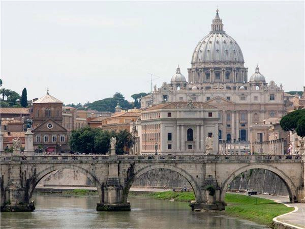 6. Roma, Ý: Là biểu tượng của nước Ý, Roma thu hút du khách nhờ nhiều địa điểm tham quan nổi tiếng như: đấu trường La Mã, đài phun nước Trevi, lâu đài Sant’s Angelo,… Ngoài ra, Roma cũng tự hào với những nhà hàng và các loại rượu vang chất lượng nhất thế giới.