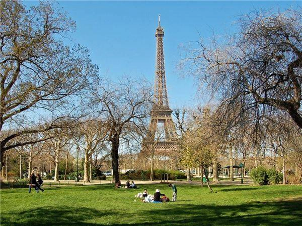 5. Paris, Pháp: Được mệnh danh là thủ đô thời trang, nghệ thuật và ẩm thực lớn trên thế giới nên không có gì ngạc nhiên khi Paris đứng vị trí thứ 5 trong số các thành phố được du khách yêu thích nhất. Thủ đô của nước Pháp tự hào với nền văn truyền thống cùng nhiều quán cà phê, các cửa hàng mua sắm sang trọng và nhiều địa danh nổi tiếng khắp thế giới.
