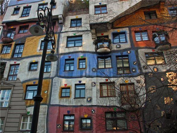 3. Vienna, Áo: Vienna là cái nôi của âm nhạc cổ điển châu Âu, nơi rất nhiều nhạc sĩ nổi tiếng như Haydn, Mozart, Beethoven, Sigmund Freud… viết nên những bản nhạc tuyệt vời. Trải nghiệm không thể bỏ qua khi đến đây là nhâm nhi cà phê trong một tiệm cà phê nổi tiếng hay tham quan các cung điện lộng lẫy.