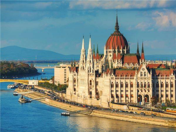 2. Budapest, Hungary: Không nhiều du khách biết rằng thủ đô lịch sử và văn hóa của Hungary là sự kết hợp của ba thành phố nhỏ hơn Buda, Pest và Obuda. Ngoài ra, Budapest còn nổi tiếng với những nhà tắm do người Ottoman xây dựng từ thế kỷ 16 và 17 vẫn còn tồn tại đến ngày nay và được cải tạo thật lộng lẫy để mở cửa đón tiếp du khách.