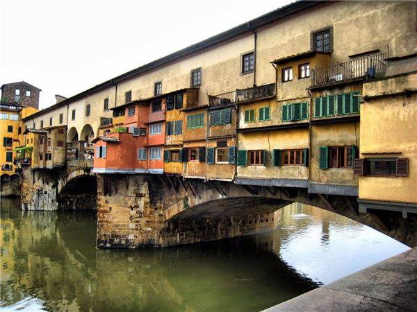 1. Florence, Italy: Nằm giữa những ngọn đồi của vùng Tuscany, thành phố nhỏ bé Florence ở Italy được xem là trung tâm văn hóa của thời kỳ Trung cổ với những thành tựu rực rỡ về hội họa và kiến trúc. Vì thế đến đây du khách có thể tham quan nhiều phòng trưng bày, bảo tàng và các nhà thờ trên toàn thành phố.
