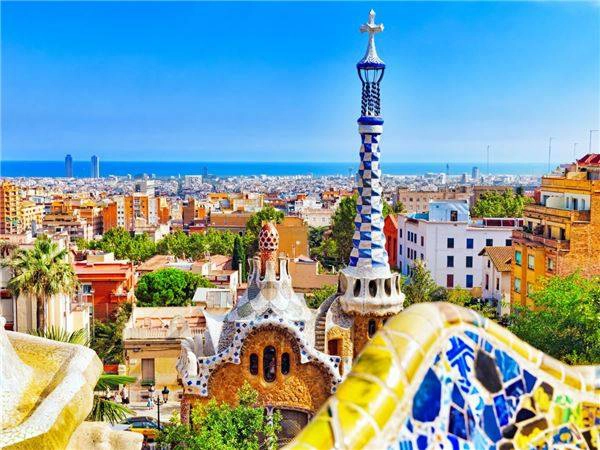 14. Barcelona, Tây Ban Nha: Là thủ phủ và thành phố lớn nhất Catalonia, đến Barcelona bạn sẽ được chiêm ngưỡng nhiều công trình kiến trúc độc đáo của kiến trúc sư nổi tiếng Antoni Gaudí. Ngoài ra, thành phố xinh đẹp này cũng có nhiều khu chợ ngoài trời, nhà hàng, cửa hàng, viện bảo tàng, nhà thờ và các bãi biển tuyệt đẹp để bạn thư giãn dưới thời tiết ấm áp dễ chịu.