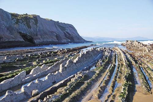 Bãi biển Zumaia với những lớp đá hình răng cưa. Ảnh: J.L. Lazkano Bãi biển Zumaia với những lớp đá hình răng cưa. Ảnh: J.L. Lazkano