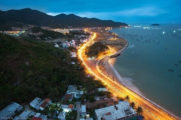Vùng đất này không chỉ mê hoặc du khách với những cung đường biển tuyệt đẹp, các hòn đảo, vịnh biển hoang sơ mà còn là những kiến trúc Pháp tinh tế, những món ngon khó cưỡng. Ảnh: Toàn Quách. Vùng đất này không chỉ mê hoặc du khách với những cung đường biển tuyệt đẹp, các hòn đảo, vịnh biển hoang sơ mà còn là những kiến trúc Pháp tinh tế, những món ngon khó cưỡng. Ảnh: Toàn Quách.