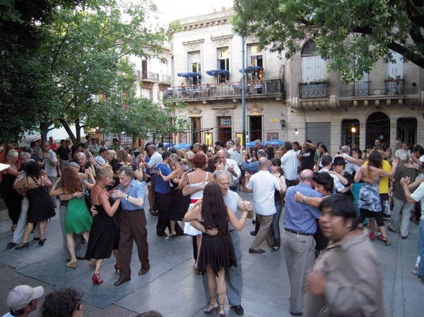 Cùng nhảy tango vào chiều chủ nhật tại Plaza Dorrego thuộc phố San Telmo, nơi tập trung nhiều phòng tập tango ở Buenos Aires - Ảnh: wiki