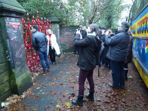 Du khách tham quan Strawberry Fields ở ngoại ô Liverpool, nơi tạo cảm hứng cho bài hát Strawberry Fields Forever của Beatles - Ảnh: flickr