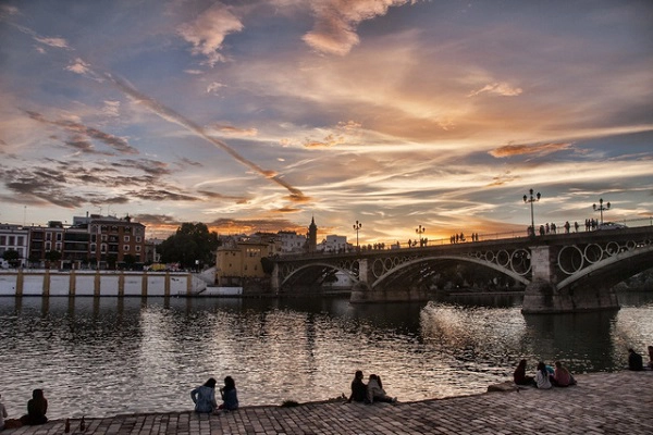 Sevilla là thành phố ở phía nam Tây Ban Nha, thủ phủ của vùng Andalucía và tỉnh Sevilla. Sevilla là thành phố ở phía nam Tây Ban Nha, thủ phủ của vùng Andalucía và tỉnh Sevilla.