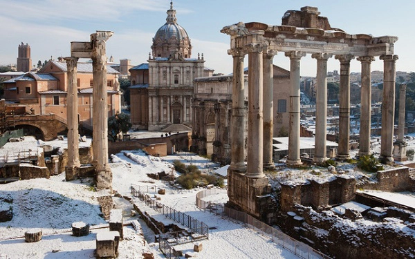Tàn tích cổ xưa thành Roma trong tuyết trắng Tàn tích cổ xưa thành Roma trong tuyết trắng