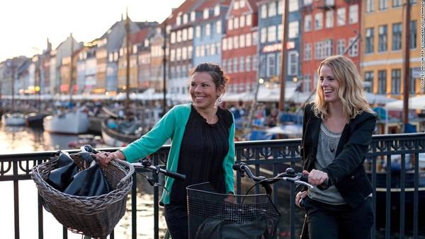 Copenhagen, Đan Mạch: Tại thủ đô của Đan Mạch, khoảng 1/3 người lao động đi làm bằng xe đạp. Ước tính, tổng quãng đường di chuyển bằng xe đạp mỗi ngày lên tới một triệu km. Với quãng đường di chuyển ngắn, địa hình bằng phẳng, hệ thống đường xe đạp rộng rãi và hiện đại, việc đạp xe ở đây vừa tốt cho sức khỏe, tiết kiệm tiền bạc và bảo vệ môi trường. Ảnh: CNN. Copenhagen, Đan Mạch: Tại thủ đô của Đan Mạch, khoảng 1/3 người lao động đi làm bằng xe đạp. Ước tính, tổng quãng đường di chuyển bằng xe đạp mỗi ngày lên tới một triệu km. Với quãng đường di chuyển ngắn, địa hình bằng phẳng, hệ thống đường xe đạp rộng rãi và hiện đại, việc đạp xe ở đây vừa tốt cho sức khỏe, tiết kiệm tiền bạc và bảo vệ môi trường. Ảnh: CNN.