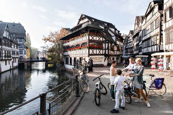 Strasbourg, Pháp: Từ lâu Strasbourg đã là thành phố đông người đạp xe nổi tiếng ở Pháp. Nhiều thế hệ lãnh đạo thành phố đã quy hoạch và theo đuổi xe đạp như một phương tiện giao thông chính. Toàn thành phố có 536 km đường dành cho xe đạp, quanh các siêu thị và rải rác khắp nơi đều có điểm cho thuê xe, với đủ loại dành cho từ trẻ em tới người lớn. Ảnh: Eurovelo. Strasbourg, Pháp: Từ lâu Strasbourg đã là thành phố đông người đạp xe nổi tiếng ở Pháp. Nhiều thế hệ lãnh đạo thành phố đã quy hoạch và theo đuổi xe đạp như một phương tiện giao thông chính. Toàn thành phố có 536 km đường dành cho xe đạp, quanh các siêu thị và rải rác khắp nơi đều có điểm cho thuê xe, với đủ loại dành cho từ trẻ em tới người lớn. Ảnh: Eurovelo.