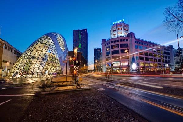 Eindhoven, Hà Lan: Đạp xe ở Eindhoven là một hoạt động dễ chịu, và ngày càng trở nên thú vị, thuận tiện hơn. Thành phố này từng có nhiều khó khăn cho việc đạp xe, từ những con đường rộng đông xe, hệ thống đèn giao thông cũ, đường đạp xe không bằng phẳng, thiếu chỗ đỗ xe... Tuy nhiên, các vấn đề này được thành phố từng bước khắc phục, với mục tiêu đưa xe đạp thành phương tiện chính. Hiện tại, Eindhoven được đánh giá là một trong những thành phố thân thiện với người đi xe đạp nhất thế giới. Ảnh: Travelfree. Eindhoven, Hà Lan: Đạp xe ở Eindhoven là một hoạt động dễ chịu, và ngày càng trở nên thú vị, thuận tiện hơn. Thành phố này từng có nhiều khó khăn cho việc đạp xe, từ những con đường rộng đông xe, hệ thống đèn giao thông cũ, đường đạp xe không bằng phẳng, thiếu chỗ đỗ xe... Tuy nhiên, các vấn đề này được thành phố từng bước khắc phục, với mục tiêu đưa xe đạp thành phương tiện chính. Hiện tại, Eindhoven được đánh giá là một trong những thành phố thân thiện với người đi xe đạp nhất thế giới. Ảnh: Travelfree.
