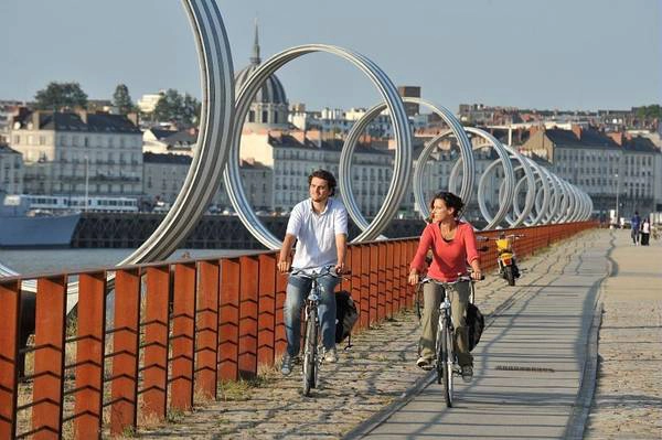 Nantes, Pháp: Với chính sách rõ ràng, đầu tư mạnh vào cơ sở hạ tầng cho xe đạp, Nantes được đánh giá là một trong những thành phố lý tưởng để chuyển sang sử dụng phương tiện bảo vệ môi trường này. Thành phố đã áp dụng nhiều biện pháp để khuyến khích người dân đạp xe, trong đó nhiều tuyến đường chính đã không còn bóng dáng xe hơi, với hàng loạt con phố dành riêng cho xe đạp. Ảnh: Cycling-loire. Nantes, Pháp: Với chính sách rõ ràng, đầu tư mạnh vào cơ sở hạ tầng cho xe đạp, Nantes được đánh giá là một trong những thành phố lý tưởng để chuyển sang sử dụng phương tiện bảo vệ môi trường này. Thành phố đã áp dụng nhiều biện pháp để khuyến khích người dân đạp xe, trong đó nhiều tuyến đường chính đã không còn bóng dáng xe hơi, với hàng loạt con phố dành riêng cho xe đạp. Ảnh: Cycling-loire.