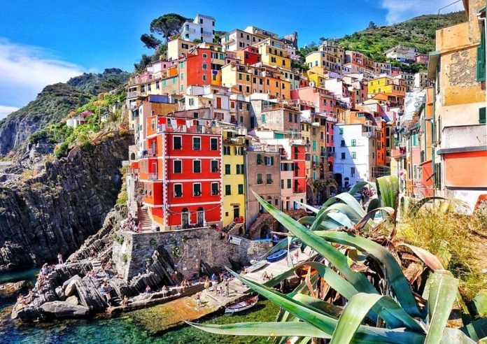 Manrola, Italy: Manrola như bức ảnh trên một trang tạp chí du lịch nổi tiếng. Những ngôi nhà tựa bức tranh điêu khắc văn hóa trên bức tường đá dọc theo bờ biển Địa Trung Hải quyến rũ. Cư dân ở đây chủ yếu là ngư dân. Họ nổi tiếng với loại rượu vang của riêng vùng này. Thị trấn Manrola cũng yên bình đến lạ với quy tắc cấm xe ôtô. Manrola, Italy: Manrola như bức ảnh trên một trang tạp chí du lịch nổi tiếng. Những ngôi nhà tựa bức tranh điêu khắc văn hóa trên bức tường đá dọc theo bờ biển Địa Trung Hải quyến rũ. Cư dân ở đây chủ yếu là ngư dân. Họ nổi tiếng với loại rượu vang của riêng vùng này. Thị trấn Manrola cũng yên bình đến lạ với quy tắc cấm xe ôtô.