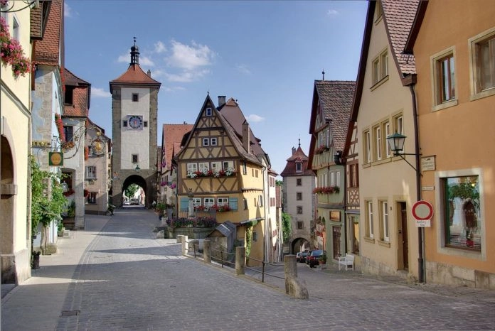 Rothenburg der Tauber, Đức: Rothenburg der Tauber là một thị trấn nhỏ ở bang Bavaria, Đức. Nơi đây từng nổi tiếng là trung tâm thị trấn thời trung cổ. Bức tường thành phố có từ thế kỷ 14 vẫn còn nguyên vẹn, chứng minh rằng dường như thị trấn này không bị ảnh hưởng bởi thời gian. Đến đây du khách có thể ghé thăm quảng trường mua sắm nhộn nhịp ở trung tâm thị trấn, tháp Tòa thị chính từ thế kỷ 13 hay Bảo tàng tội ác và trừng phạt, nhà thờ thánh Jacob. Rothenburg der Tauber, Đức: Rothenburg der Tauber là một thị trấn nhỏ ở bang Bavaria, Đức. Nơi đây từng nổi tiếng là trung tâm thị trấn thời trung cổ. Bức tường thành phố có từ thế kỷ 14 vẫn còn nguyên vẹn, chứng minh rằng dường như thị trấn này không bị ảnh hưởng bởi thời gian. Đến đây du khách có thể ghé thăm quảng trường mua sắm nhộn nhịp ở trung tâm thị trấn, tháp Tòa thị chính từ thế kỷ 13 hay Bảo tàng tội ác và trừng phạt, nhà thờ thánh Jacob.