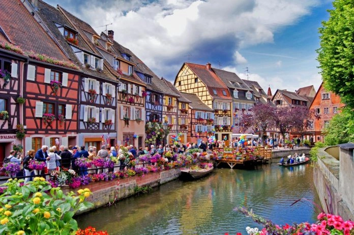 Colmar, Pháp: Đã tồn tại hơn 1.000 năm, Colmar nổi tiếng với danh hiệu “Venice của nước Pháp” nhờ mạng lưới đường thủy và những con phố từ thời Trung Cổ. Du khách đến Colmar phải ghé thăm ngôi làng Alsatian nổi tiếng với các loại rượu vang mang hương vị tinh tế hay các tiệm bánh địa phương cũng như chứng kiến kiến trúc Gothic quyến rũ của thị trấn nhỏ phía đông bắc nước Pháp. Colmar, Pháp: Đã tồn tại hơn 1.000 năm, Colmar nổi tiếng với danh hiệu “Venice của nước Pháp” nhờ mạng lưới đường thủy và những con phố từ thời Trung Cổ. Du khách đến Colmar phải ghé thăm ngôi làng Alsatian nổi tiếng với các loại rượu vang mang hương vị tinh tế hay các tiệm bánh địa phương cũng như chứng kiến kiến trúc Gothic quyến rũ của thị trấn nhỏ phía đông bắc nước Pháp.