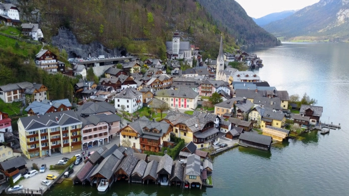 Hallstatt, Áo: Hallstatt là một trong những cộng đồng dân cư lâu đời nhất của nước Áo. Nơi này như một thị trấn trong truyện tranh với lịch sử phát triển nghìn năm. Sự thịnh vượng của thị trấn này hiện rõ trên những tòa nhà xinh đẹp hình chuông. Văn hóa của thị trấn Hallstatt được bảo tồn rất tốt và là một kho tàng lịch sử nhân loại hấp dẫn. Hallstatt, Áo: Hallstatt là một trong những cộng đồng dân cư lâu đời nhất của nước Áo. Nơi này như một thị trấn trong truyện tranh với lịch sử phát triển nghìn năm. Sự thịnh vượng của thị trấn này hiện rõ trên những tòa nhà xinh đẹp hình chuông. Văn hóa của thị trấn Hallstatt được bảo tồn rất tốt và là một kho tàng lịch sử nhân loại hấp dẫn.