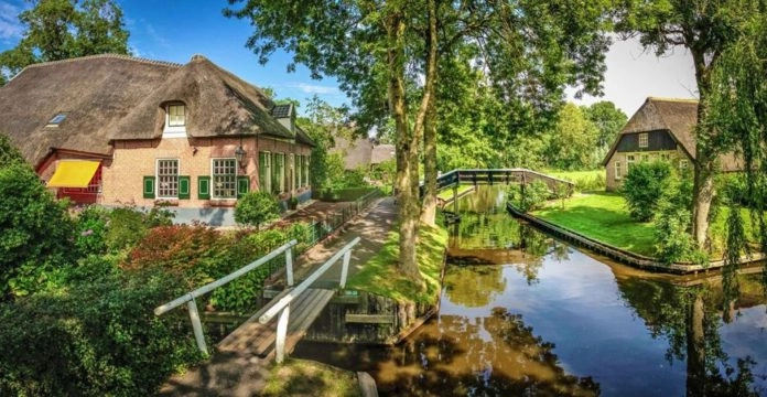 Giethoorn, Hà Lan: Thị trấn Giethoorn mang trong mình vẻ đẹp duyên dáng mộc mạc cùng cuộc sống giản dị của người dân. Giethoorn nép mình sâu trong vùng Overijssel. Một điều kỳ lạ là không có con đường nào dẫn đến Giethoorn. Du khách chỉ có thể đến đây bằng đường thủy trên những con thuyền xuôi dòng kênh. Những mái nhà tranh và trang trại ở khu vực này được xây dựng từ thế kỷ 18 và mang nét đẹp cổ điển của vùng quê châu Âu. Giethoorn, Hà Lan: Thị trấn Giethoorn mang trong mình vẻ đẹp duyên dáng mộc mạc cùng cuộc sống giản dị của người dân. Giethoorn nép mình sâu trong vùng Overijssel. Một điều kỳ lạ là không có con đường nào dẫn đến Giethoorn. Du khách chỉ có thể đến đây bằng đường thủy trên những con thuyền xuôi dòng kênh. Những mái nhà tranh và trang trại ở khu vực này được xây dựng từ thế kỷ 18 và mang nét đẹp cổ điển của vùng quê châu Âu.