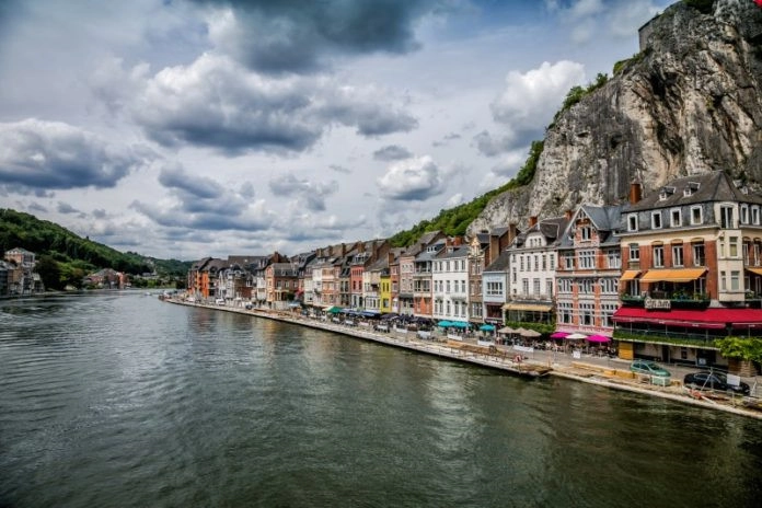 Dinant, Bỉ: Nằm giữa dòng sông Meuse và khu thành cổ, Dinant nổi tiếng với phong cách kiến trúc ấn tượng cùng khung cảnh hùng vĩ nhìn ra những ngọn núi. Du khách đến đây có thể tham quan thác nước Grotto of Dinant hay đến Sanctuary of Beauraing để nhâm nhi một tách cà phê trong khung cảnh của một trong những thành phố xinh đẹp nhất châu lục. Dinant, Bỉ: Nằm giữa dòng sông Meuse và khu thành cổ, Dinant nổi tiếng với phong cách kiến trúc ấn tượng cùng khung cảnh hùng vĩ nhìn ra những ngọn núi. Du khách đến đây có thể tham quan thác nước Grotto of Dinant hay đến Sanctuary of Beauraing để nhâm nhi một tách cà phê trong khung cảnh của một trong những thành phố xinh đẹp nhất châu lục.