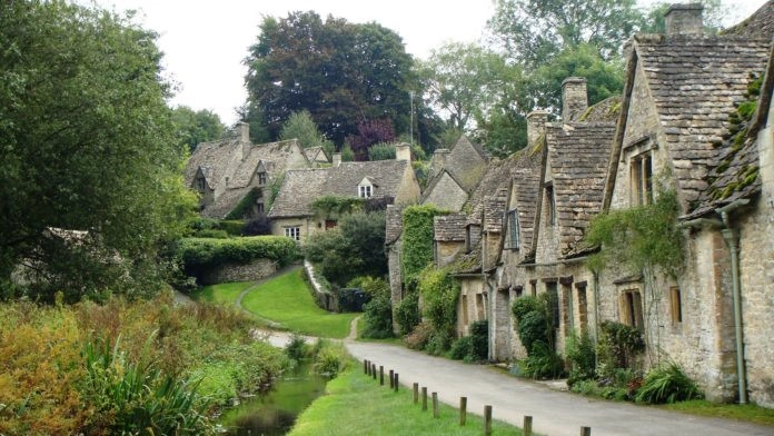 Bibury, Anh Quốc: Nép mình bên khu đồi xanh ngát của Cotswold, Bibury được biết đến là thị trấn xinh đẹp nhất của nước Anh. Thị trấn có niên đại hàng trăm năm tuổi. Nơi đây có những đồng cỏ xanh mướt bao quanh những ngôi nhà bằng đá cổ xưa. Thị trấn cổ tích Bibury sẽ khiến checklist cuộc đời của bạn thêm ý nghĩa. Bibury, Anh Quốc: Nép mình bên khu đồi xanh ngát của Cotswold, Bibury được biết đến là thị trấn xinh đẹp nhất của nước Anh. Thị trấn có niên đại hàng trăm năm tuổi. Nơi đây có những đồng cỏ xanh mướt bao quanh những ngôi nhà bằng đá cổ xưa. Thị trấn cổ tích Bibury sẽ khiến checklist cuộc đời của bạn thêm ý nghĩa.