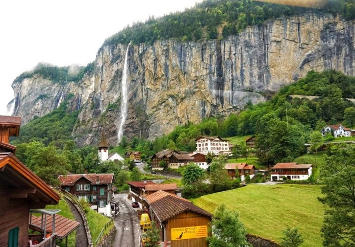Lauterbrunnen, Thụy Sĩ: Lauterbrunnen nép mình bên thung lũng dãy Alps. Khu vực này có hơn 72 thác nước và thung lũng, đồng cỏ địa hình núi cao sống động cùng khu vực bảo tồn lớn nhất của Thụy Sĩ. Du khách đến Lauterbrunnen có thể trải nghiệm ngọn thác Staubbach cao 300 m hoặc thác băng Trummelbach với khung cảnh kỳ vĩ. Lauterbrunnen, Thụy Sĩ: Lauterbrunnen nép mình bên thung lũng dãy Alps. Khu vực này có hơn 72 thác nước và thung lũng, đồng cỏ địa hình núi cao sống động cùng khu vực bảo tồn lớn nhất của Thụy Sĩ. Du khách đến Lauterbrunnen có thể trải nghiệm ngọn thác Staubbach cao 300 m hoặc thác băng Trummelbach với khung cảnh kỳ vĩ.
