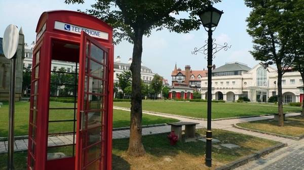 Thị trấn Thames, Trung Quốc: Trong dự án nhà ở năm 2001, Trung Quốc đã cho xây dựng những thị trấn theo phong cách châu Âu. Trong đó, thị trấn Thames mô phỏng nước Anh, với một nhà thờ, các quán rượu, buồng điện thoại màu đỏ và các con phố rải sỏi. 