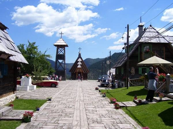 Làng phim trường Drvengrad, Bosnia: Tới đây, du khách sẽ nhận ra những đạo cụ ấn tượng trong nhiều loạt phim nổi tiếng như con đường gỗ dài 90 m của Boardwalk Empire. Đạo diễn Emir Kusturica của Life Is a Miracle đã dựng một ngôi làng truyền thống và mở cửa đón những tâm hồn sáng tạo sau khi quay phim xong. “Làng nghệ sĩ” này có thư viện, phòng tranh, rạp phim, sân thể thao, nhà thờ và nhiều công trình đặc biệt khác. Đây cũng là nơi tổ chức liên hoan phim và âm nhạc Küstendorf thường niên.