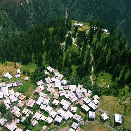<strong>Malana, Ấn Độ:</strong> Ngôi làng Malana nằm trên dãy núi Himachal Pradesh tách biệt với thế giới bên ngoài suốt nhiều thế kỷ. Không có luật lệ, hội đồng hay cảnh sát, 1.500 dân làng sống hòa hợp. Bắt đầu đón khách du lịch từ năm 2009, ngôi làng đã đề ra các luật lệ nghiêm khắc cho du khách. Để tránh làm thần Jamlu bảo vệ làng tức giận, du khách không được chạm vào tường nhà hay thức ăn của họ. Dân làng sống nhờ chăn dê và cừu, ngoài ra còn nổi tiếng với thuốc lá chất lượng cao Malana Cream.