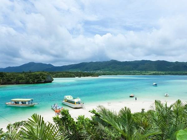 <strong>Vịnh Kabira, đảo Ishigaki: </strong>Là hòn đảo lớn nhất quần đảo Yaeyama, Ishigaki có rất nhiều bãi cát và san hô thích hợp để bơi lội hay tắm nắng. Vịnh Kabira là một ốc đảo với làn nước xanh ngọc bích và bãi cát trắng nằm trong công viên quốc gia Iriomote-Ishigaki, đây cũng là một trong hai khu nuôi trồng ngọc trai đen ở Nhật. Bạn có thể mua tour du lịch bằng tàu đáy trong suốt để ngắm nhìn hệ sinh thái dưới biển.