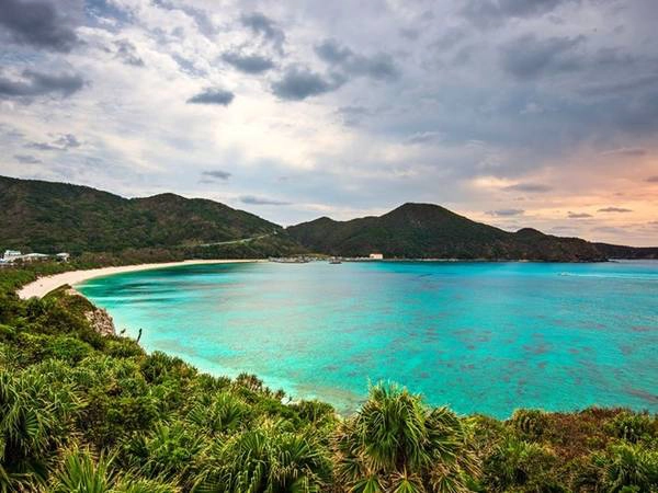 <strong>Aharen, đảo Tokashiki: </strong>Đảo Tokashiki có khí hậu tuyệt vời không khác gì Bahamas. Nằm giữa vùng biển trù phú, Tokashiki cũng là nơi du khách có cơ hội được quan sát rùa biển hay cá voi lưng gù di cư tới đây vào mùa đông. Bãi biển Aharen là nơi lý tưởng để bơi lội và lặn biển. Hãy thả mình vào làn nước trong xanh và ngắm nhìn những chú cá rực rỡ sắc màu.