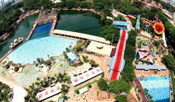 <strong>Sunway Lagoon</strong> cách thủ đô Kuala Lumpur 40 phút đi xe ôtô. Đây là một công viên phức hợp rộng lớn có diện tích trên 360.000 m<sup>2</sup> với hàng chục khu vui chơi hấp dẫn như Extreme Park, Scream Park, Vuvuzela... Ảnh: Therakyatpost.