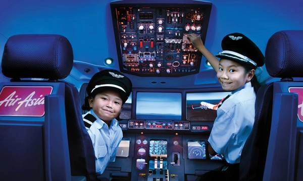 Công viên KidZania, nằm trong toà nhà Curve NX ở quận Mutiara Damansara, Kuala Lumpur, là công viên chủ đề mang tính giáo dục cao. KidZania giống một thành phố thu nhỏ. Tại đây, trẻ em sẽ lựa chọn và trải nghiệm một nghề nghiệp mà không có sự trợ giúp của cha mẹ. Ảnh: Groupon.