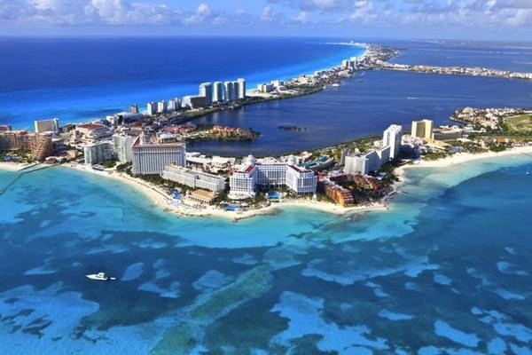 Những bãi biển xanh ngắt ở Cancun hút hồn du khách.