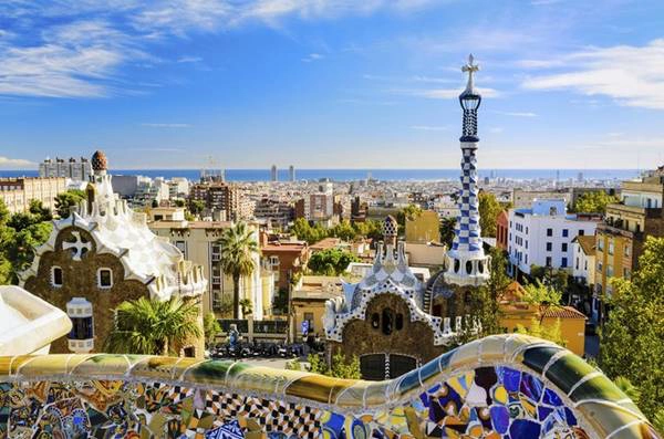 Barcelona từng được bình chọn là một trong 10 thành phố đẹp nhất thế giới và cũng là nơi thu hút khách du lịch nhiều nhất Tây Ban Nha.