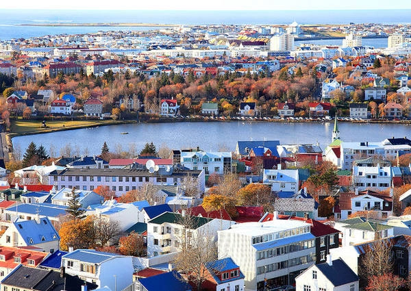 Reykjavík vẫn rực sáng giữa đêm hè. 