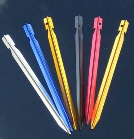 Các loại cọc buộc lều đều có đầu nhọn, nên nó được xếp vào loại “vũ khí có thể gây thương tích” cho con người. Đó cũng chính là lí do nó không được mang lên máy bay. Các loại cọc buộc lều đều có đầu nhọn, nên nó được xếp vào loại “vũ khí có thể gây thương tích” cho con người. Đó cũng chính là lí do nó không được mang lên máy bay.