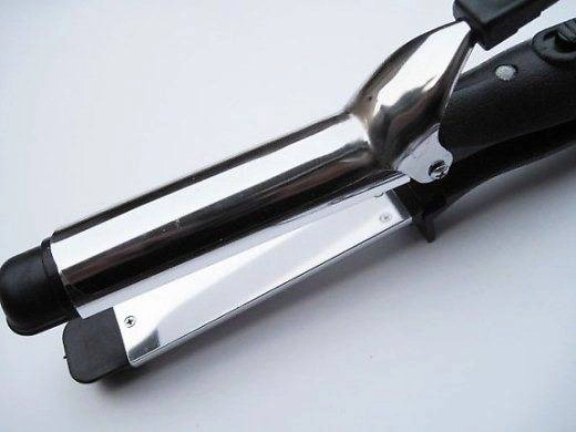 Nếu muốn làm đẹp bạn có thể mang máy uốn tóc dùng điện, riêng loại uốn tóc bằng gas là bị cấm tiệt khi bạn lên máy bay. Khí gas là một trong những chất cấm trên máy bay vì dễ gây cháy nổ. Tuy nhiên, khó hiểu là máy uốn tóc dùng điện có thể tăng nhiệt độ lên mức cực nóng, cũng có thể gây hại nhưng lại “an toàn” khi lên máy bay. Nếu muốn làm đẹp bạn có thể mang máy uốn tóc dùng điện, riêng loại uốn tóc bằng gas là bị cấm tiệt khi bạn lên máy bay. Khí gas là một trong những chất cấm trên máy bay vì dễ gây cháy nổ. Tuy nhiên, khó hiểu là máy uốn tóc dùng điện có thể tăng nhiệt độ lên mức cực nóng, cũng có thể gây hại nhưng lại “an toàn” khi lên máy bay.