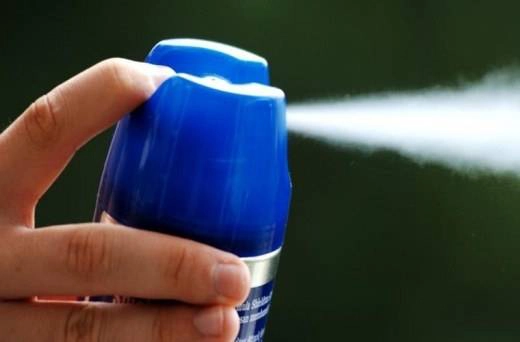 Bạn vẫn được mang thuốc xịt muỗi (dưới 100ml) lên máy bay nhưng với các loại thuốc xịt kiến, gián... hay động vật khác thì lại bị nghiêm cấm. Có người đã đoán rằng trong thành phần thuốc xịt muỗi không gây hại bằng các loại khác, nên chúng được mang lên máy bay một cách dễ dàng. Bạn vẫn được mang thuốc xịt muỗi (dưới 100ml) lên máy bay nhưng với các loại thuốc xịt kiến, gián... hay động vật khác thì lại bị nghiêm cấm. Có người đã đoán rằng trong thành phần thuốc xịt muỗi không gây hại bằng các loại khác, nên chúng được mang lên máy bay một cách dễ dàng.