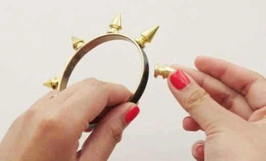 Cũng giống như các vật sắc nhọn bị cấm khi mang theo lên máy bay, những chiếc vòng thời trang và đẹp mắt có đinh mấu sẽ bị các nhân viên kiểm tra hành lý “hỏi thăm”. Thế nên bạn hãy để nó ở nhà nếu như không muốn gặp rắc rối tại sân bay. Cũng giống như các vật sắc nhọn bị cấm khi mang theo lên máy bay, những chiếc vòng thời trang và đẹp mắt có đinh mấu sẽ bị các nhân viên kiểm tra hành lý “hỏi thăm”. Thế nên bạn hãy để nó ở nhà nếu như không muốn gặp rắc rối tại sân bay.