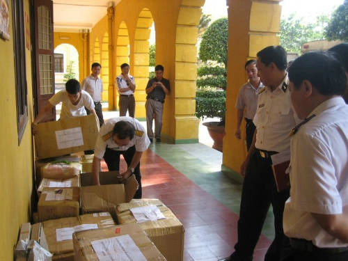 Quà cho chuyến đi Trường Sa được đóng gói thành các kiện trước khi khởi hành. Ảnh: Phạm Minh Sơn nhung-thu-can-thiet-cho-chuyen-di-truong-sa-ivivu