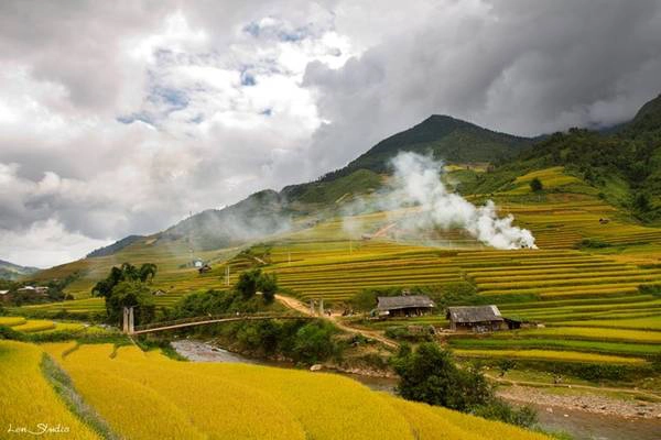 Mù Cang Chải là một huyện vùng cao của tỉnh Yên Bái, huyện nằm dưới chân của dãy núi Hoàng Liên Sơn, ở độ cao 1000 m so với mặt biển. Muốn đến được huyện Mù Cang Chải phải đi qua đèo Khau Phạ - là một trong tứ Đại Đèo của Tây Bắc. Mù Cang Chải nằm cách Hà Nội khoảng 280 km, mỗi mùa lúa chín nơi đây đón tiếp hàng nghìn khách từ khắp các miền tổ quốc về thăm. Ảnh: Len Studio. Mù Cang Chải là một huyện vùng cao của tỉnh Yên Bái, huyện nằm dưới chân của dãy núi Hoàng Liên Sơn, ở độ cao 1000 m so với mặt biển. Muốn đến được huyện Mù Cang Chải phải đi qua đèo Khau Phạ - là một trong tứ Đại Đèo của Tây Bắc. Mù Cang Chải nằm cách Hà Nội khoảng 280 km, mỗi mùa lúa chín nơi đây đón tiếp hàng nghìn khách từ khắp các miền tổ quốc về thăm. Ảnh: Len Studio.