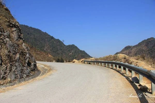 Từ ngã 3 trước khi vào xã Sủng Là, bạn chạy thêm 5 km, qua một con đèo nhỏ là đến thị trấn cổ Phố Bảng.