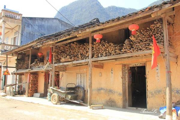 Sinh sống ở Phố Bảng chủ yếu là dân tộc Mông và dân tộc Hoa. Thị trấn rất ít dấu chân khách du lịch, im lìm như một cô sơn nữ đang say ngủ nơi địa đầu Tổ quốc.
