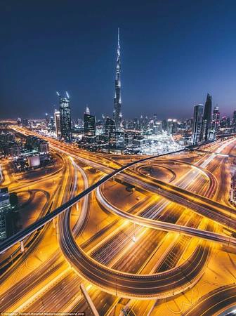 Burj Khalifa sở hữu nhiều kỷ lục thế giới, trong đó có tầng cao nhất có người sinh sống, đài quan sát ngoài trời cao nhất và thang máy dịch vụ cao nhất. Burj Khalifa sở hữu nhiều kỷ lục thế giới, trong đó có tầng cao nhất có người sinh sống, đài quan sát ngoài trời cao nhất và thang máy dịch vụ cao nhất.