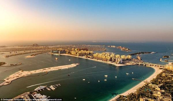 Palm Jumeirah là hòn đảo nhân tạo lớn nhất thế giới, một khu tổ hợp với các resort 5 sao, căn hộ cao cấp và các cửa hàng hạng sang. Palm Jumeirah là hòn đảo nhân tạo lớn nhất thế giới, một khu tổ hợp với các resort 5 sao, căn hộ cao cấp và các cửa hàng hạng sang.