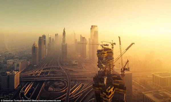 Dubai gắn liền với hình ảnh của những dịch vụ sang trọng, xa hoa, với đường chân trời phát triển không ngừng. Dubai gắn liền với hình ảnh của những dịch vụ sang trọng, xa hoa, với đường chân trời phát triển không ngừng.