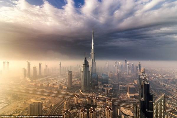 Bức ảnh này thể hiện sự hào nhoáng của Dubai, sự phát triển thần kỳ từ một làng chài hoang vắng. Bức ảnh này thể hiện sự hào nhoáng của Dubai, sự phát triển thần kỳ từ một làng chài hoang vắng.