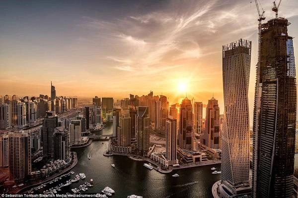 Bao quanh hải cảng Dubai là các tòa nhà chọc trời, nơi sinh sống của hơn 10.000 người. Bao quanh hải cảng Dubai là các tòa nhà chọc trời, nơi sinh sống của hơn 10.000 người.