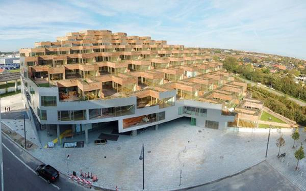 Tòa nhà VM Mountain được thiết kế bởi một nhóm kiến trúc sư thuộc tập đoàn Bjarke Ingel, JDS và Plot.
