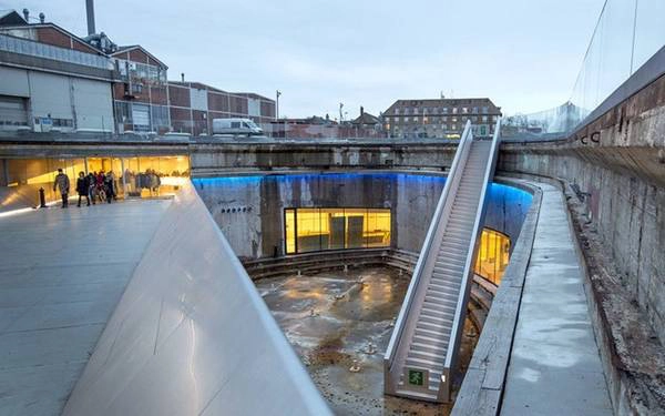Bảo tàng biển (M/S Maritime Museum) do tập đoàn Bjarke Ingels thiết kế. Bảo tàng này trưng bày hàng chục ngàn bức ảnh và tranh vẽ quý giá. Đây cũng là điểm tham quan lý tưởng dành cho du khách quốc tế.